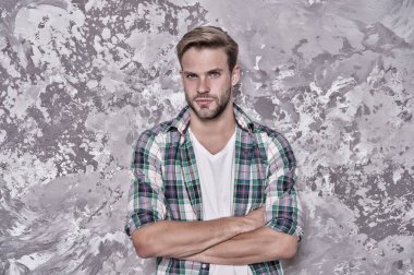 Kendine güven. Kendine güvenen bir adam. Adamın kolları çapraz ve soyut olsun. Sıradan tarzda yakışıklı bir adam. Traşsız adam ekose gömlek giyer. Moda ve tarz. Erkek giyim mağazası, klasik filtre