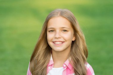 İyi titreşimler. Yaz tatili. Gülümseyen kız. Neşeli bir kız öğrenci. Mutlu gülümseyen çocuk. Eğlenmene bak. Sağlıklı duygusal mutlu çocuk dışarıda dinleniyor. Mutlu bir hayat yaşamak. Pozitif kavram. Duygusal ifade