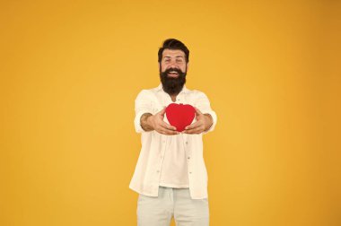 Ben de seni. Dürüst olmak. Kırmızı kalp oyuncağıyla romantik bir adam. Romantizm konsepti. Sevgililer Günü 'nü kutlayalım. Romantik hipster aşkı paylaşıyor. Etrafa sevgi saçın. Cömert aşık. Aşk sembolü. Samimi kalpten