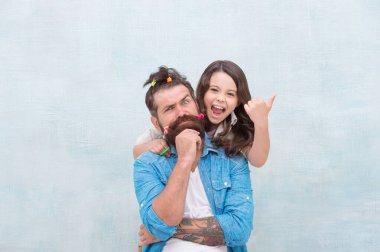 Mutlu bir evlat yetiştirmek. Kızım saçlarıyla oynuyor. Karantinaya alınmak beni delirtiyor. Aile eğlencesi konsepti. Kız baba saç modeli. Çocuklarla karantina. Mutlu bir aile. Mutlu çocukluk