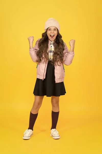 Por fin tener éxito. Traje moderno. Adorable atuendo de colegiala de invierno. Colegiala traje ordenado con mochila. Accesorio de moda. Chica sonriente cara poco de moda cutie desgaste de punto sombrero y chaqueta —  Fotos de Stock