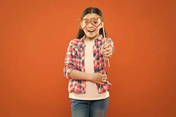 Felicità e concetto di gioia. Vacanze estive. Divertimento e umorismo. Bambina che si diverte. Giornata internazionale dei bambini. Bella giornata per divertirsi con gli oggetti di scena della cabina fotografica. Che umore giocoso. Voglio solo divertirmi. — Foto Stock