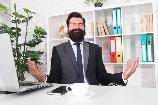 Meditación en la oficina. Gestión de crisis. Salud mental. Ejercicios de calma. Actividades de calma. Concepto de inspiración. Administrador con auriculares escuchando melodía pacífica. Relajante y calmante — Foto de Stock