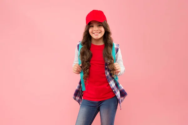 A infância feliz dura toda a vida. Criança feliz de volta à escola. Menina carrega mochila fundo rosa. Educação para a infância. Infância e cuidados. Escola e estudo. A minha infância o meu direito — Fotografia de Stock