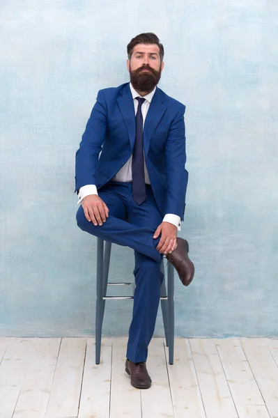 Sophistiqué et classe. Un homme d'affaires confiant est assis sur une chaise. Look mode du chef de projet. Style de mode formel. Des vêtements de cérémonie. Armoire pour hommes. Magasin de mode. Magnifique et classique mode — Photo