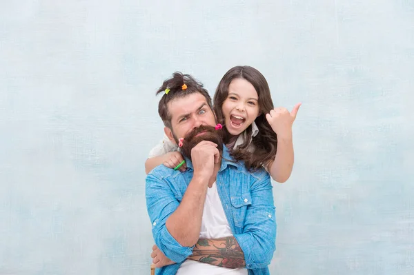 Criando a filha feliz. Filha a brincar com o cabelo. Enlouquecendo sendo trancado em quarentena. Conceito de lazer familiar. Miúda penteado pai. Quarentena com crianças. Família feliz. Infância feliz — Fotografia de Stock