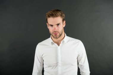 Finansal danışman. Beyaz yakalı işçi. Erkek giyim tarzı. Yakışıklı bir ofis çalışanı. Katiplik ve ortadaki zincir yönetimi. Adam çok şık giyinmiş. Resmi moda. Mesleki meslek