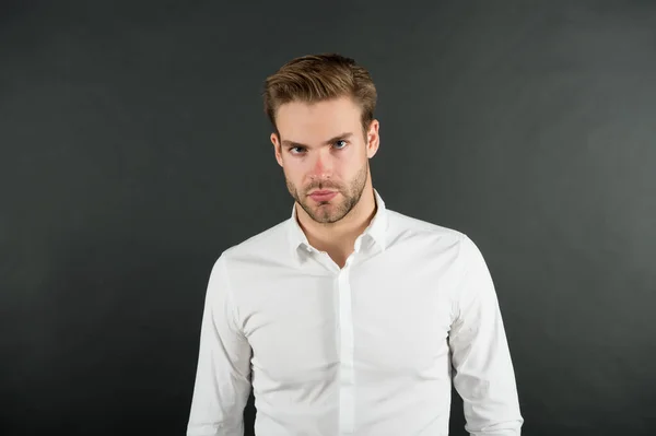 Consultant financier. Ouvrier. Style formel pour hommes. Beau employé de bureau. Gestion de bureau et de la chaîne intermédiaire. Homme chemise formelle bien entretenue. Mode formelle. Profession professionnelle — Photo