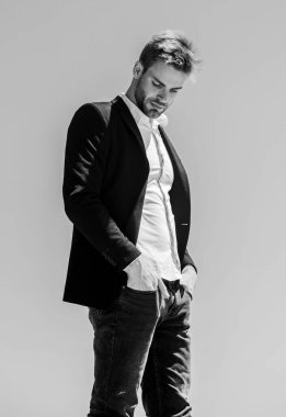 Gelecekteki başarı. Erkek modası. Sakallı adam. Başarılı bir iş adamı. Yakışıklı adam takım elbise giyiyor. Moda dükkanı. Genç girişimci iş adamı. Sakallı hippi. İşadamı mavi gökyüzüne karşı