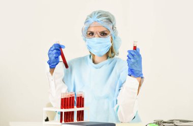 Kimya laboratuvarı. Doktor deney yapıyor. Laboratuvar analizi. Virüs testi yapın. Koronavirüs salgını. Tıbbi ekipman. Kan testi. Laboratuvarda kan örneğiyle çalışan bilim adamı.