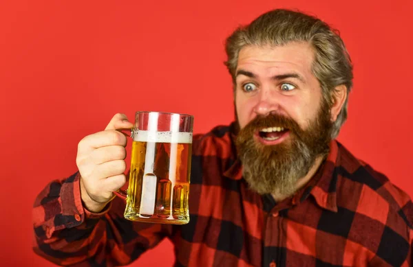 Dronken man. Drink bier aan de bar in de kroeg. ontspannen knappe man nippen heerlijk bier. Genieten van een glas bier in de pub. anticiperen op vers koud bier. na een zware werkdag — Stockfoto