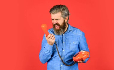 Soğuk Arama Senaryoları. Modası geçmiş teknoloji. Yönetici telefon iletişimi. Beni ararsın. Başarılı pazarlıklar. Retro telefon. Satış senaryosu. Telesekreter. Sakallı adam telefon konuşması