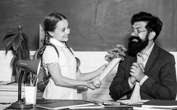 Dziewczyna uroczy uczeń z plecakiem dając bukiet kwiatów nauczyciel. Wracać do szkoły. Najlepsze życzenia. Gratuluję Dnia Wiedzy. Pozdrowienia dla pedagoga szkolnego. Święta szkolne. Wdzięczna uczennica — Zdjęcie stockowe