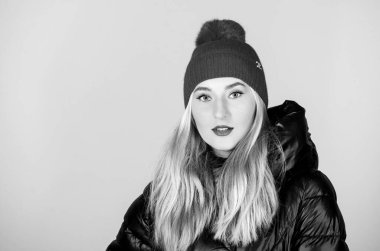 Örgü şapka. Parlak bir detay. Güzel kız kalın bir ceket giymekten hoşlanıyor. Kalın palto. Moda modeli. Rahat bir ceket. Her zamanki ceket ve moda aksesuarları. Hepsi aksesuarlarla ilgili.