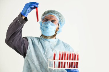 Analiz için kan verin. Koronavirüs salgını. Doktor bey, test tüplerini laboratuvarda tutun. Hemşire laboratuvarda çalışıyor. Tedavi için enfeksiyon tedavisi arayın. Virüs testi yapın. Kan testi yaptır.