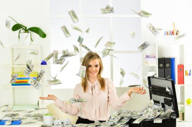 - Sahte para. Dolar nakit para. Zengin ve zengin. Kirli para kavramı. Bayan iş başarısı. Davalı başarılı bir iş kadını. İnternetten sahte para kazanıyorlar. Rüşvet ve para aklama