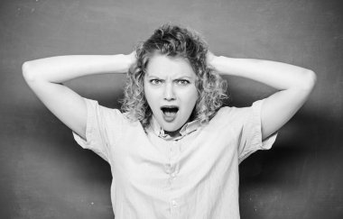 Yorgun eğitimci pes etti. Stresli bir iş. Stres atma yöntemleri. Stresli bir iş. Öğretmen tapılası bayan tahtadan tedirgin olmuş. Öğretmenlik zor ve streslidir. Aptallıktan yoruldum.