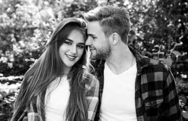 Yaz tatili. Âşık ol. Saf duygular. Romantik randevu konsepti. Sevgilim ile kucaklaşmak. Güzel insanlar. Birlikte mutluyuz. Birbirine aşık bir çift. Eğleniyorduk. Hippi bir adam ve aşık bir kadın.