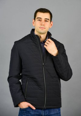 Rahat bir stil. Başarılı Yaşam için. Kış modası. Adam siyah kışlık ceket giyiyor. Şık ve rahat. Kış stili erkek giyim. Beyaz adam, sıcak siyah ceket. Kış kıyafeti. Bahar koleksiyonu