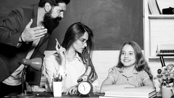 Estilo parental superprotetor. Uma menina a fazer os trabalhos de casa. Pai mãe ensinando criança. Família inteligente. Maior desvantagem estilo de parentalidade superprotetor crianças subpreparadas. Família superprotetora — Fotografia de Stock