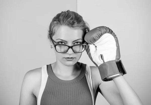 Erfolgreiche Frau. Smart stark und sexy. Super-Frauenkonzept. Erfolgreiche Weiblichkeit. Boxhandschuhe passen die Brille an. Kraft und Intellekt balancieren aus. Wissen, wie ich mich verteidigen kann. Erfolgreiches Mädchen — Stockfoto