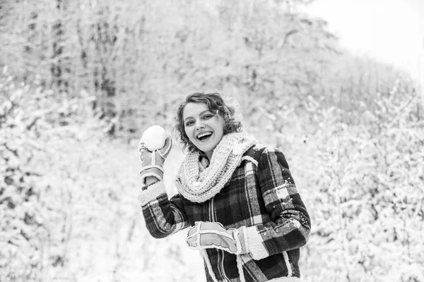 Zimowe wakacje. szczęśliwa kobieta cieszyć krajobraz zimowy. kobieta ciepłe ubrania w śnieżnym lesie. drzewa pokryte białym śniegiem. kobiecy styl na zimny sezon. Dziewczyna zrobić i grać w kulę śnieżną. zimowa aktywność — Zdjęcie stockowe