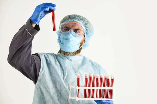Darovat krev k analýze. epidemie koronaviru. Muž doktor držet zkumavky v laboratoři. Sestra pracuje v laboratoři. vyhledat infekci lék na léčbu. udělat virový test. Udělejte krevní test. — Stock fotografie