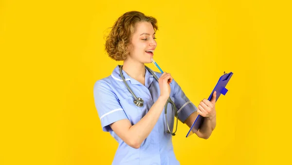 Assicurazione medica. Sto scrivendo il protocollo. Firma qui. Medico donna che prescrive un trattamento. Ospedale privato. Autorità sanitaria locale. Direttamente alla giusta struttura sanitaria. Infermiera informata. Operaio medico — Foto Stock