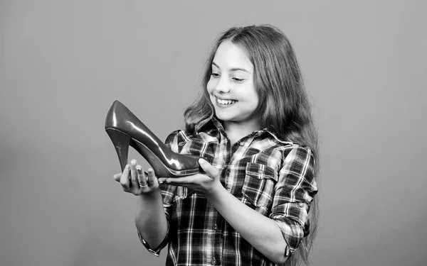 Adoro-o. menina pequena com sapatos elegantes. criança feliz mantenha o sapato na moda. amante de salto alto. sapatos fetiche compras. beleza e moda. loja de sapatos e reparação. serviço de fabricante de sapatos. infância feliz — Fotografia de Stock