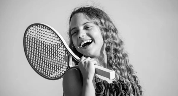 Tempo libero estivo. Gioco sportivo. Ragazzo allegro e giocoso. Buona infanzia. Sicuro. Bambino emotivo. Vita attiva. Bambino giocare a tennis blu cielo sfondo. Ragazzo sportivo. Ragazzina con racchetta da tennis rosa — Foto Stock