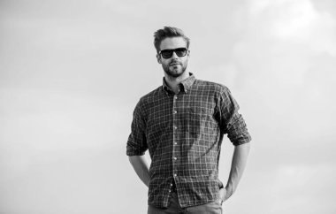 Berber dükkanı konsepti. Gözlüklü iş adamı. Güven ve karizma. Erkek modası. Çok moda görünüyor. Seksi erkek gökyüzü arka planı. Maço, tıraşsız bir adam. Erkekler güzellik ve cinsellik. Gerçek erkekler.