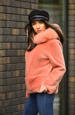 Kış giysileri Pembe koyun derisi ceket. Şık bir palto. Doğal yün koyun derisi ceket. Kapüşonlu kürk. Sıcak ve modaya uygun kalın. Çekici bir kadın. Kadınlar kürklü palto giyer. Moda senin gibi eşsiz.