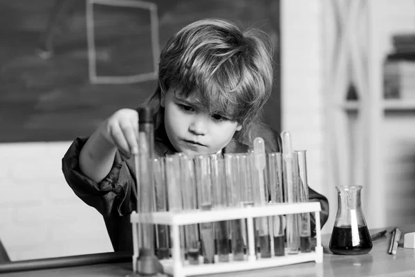 Aluno génio. Análise química. Conceito científico. Wunderkind a fazer experiências com química. Menino usar tubos de teste microscópio sala de aula da escola de química. O miúdo estuda química. Biotecnologia e farmácia — Fotografia de Stock