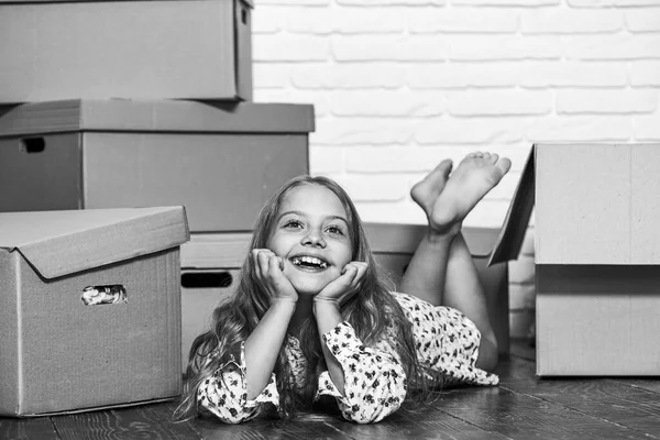 Alquiler gratuito. niña feliz con juguete. Un concepto en movimiento. apartamento nuevo. compra de vivienda nueva. caja de cartón infantil feliz. Cajas de cartón - mudanza a nueva casa — Foto de Stock