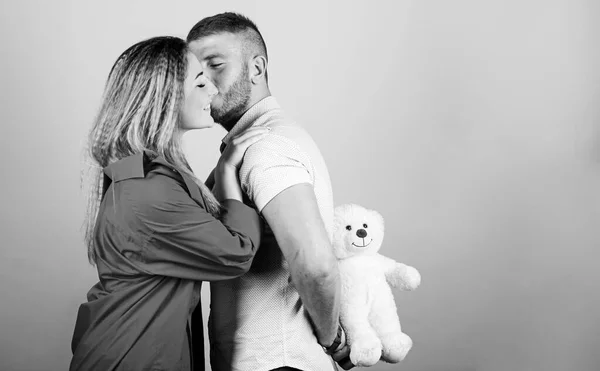 Embrasse. homme et femme embrassent. couple amoureux. relations familiales et bonheur. relation amoureuse. date d'amour. valeurs familiales. cadeau de Saint Valentin. sexy fille et homme tenir ours en peluche. espace de copie — Photo