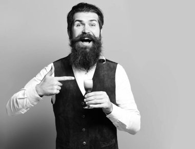 Gülümseyen yakışıklı sakallı adam