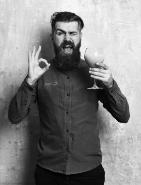 Vahşi hippi elinde tropik alkolik taze kokteyl tutuyor.