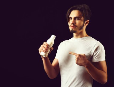 Gülümseyen yakışıklı sakallı adam