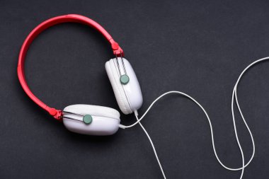 Plastikten yapılmış müzik kulaklığı. Müzik aksesuarları