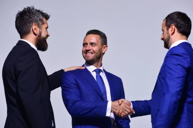 Liderlerin iş görüşmeleri var. Mutlu yüzlü iş adamları.