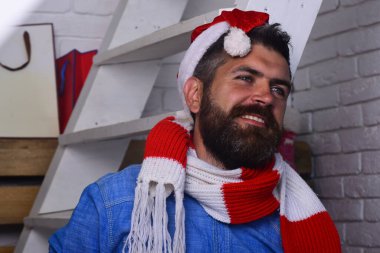 Sakallı ve gülümseyen suratlı adam Noel Baba gibi giyinmiş..