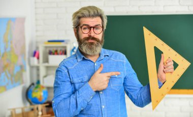 Matematik ve geometri. Hassas ölçüm aracı. Bilim ekipmanları. Kök eğitim konsepti. Üniversitede cebir okuyorum. Okula dönüyorum. Aritmetik öğretmeni. Çeşitli verilerin hesaplanması ve aranması