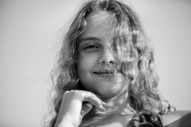 Uv filtresi güneş kremi. Kendine iyi bak. Yaz bakımı. Güneş kremi. Sıcak güneş ışığından memnun olan çocuk rahat mavi gökyüzü arka planına benziyor. Kendine iyi bak. Güneş kremi sür. Kız dışarıda dinleniyor.