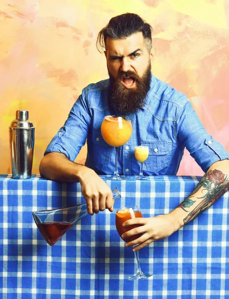 Brutal caucasian hipster with alcoholic cocktails and bar stuff — Stock Photo, Image