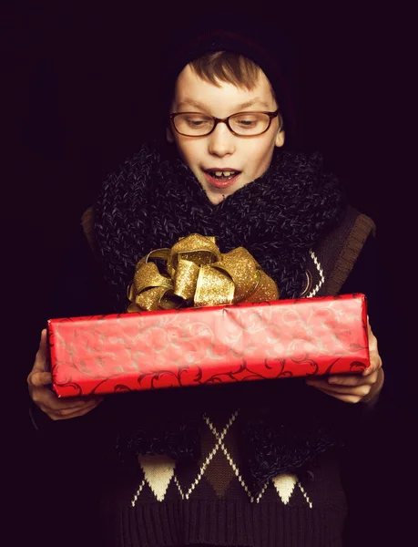 Chico nerd con presente caja —  Fotos de Stock