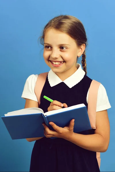 Regreso al concepto de escuela y educación. Chica de la escuela con sonrisa — Foto de Stock