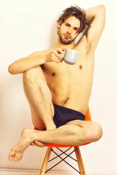 Caucásico barbudo sexy macho celebración taza de café — Foto de Stock