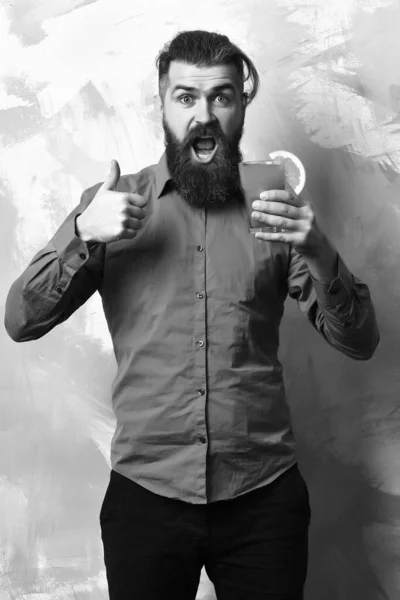Βίαιος καυκάσιος hipster που κατέχει τροπικό αλκοολούχο φρέσκο κοκτέιλ — Φωτογραφία Αρχείου