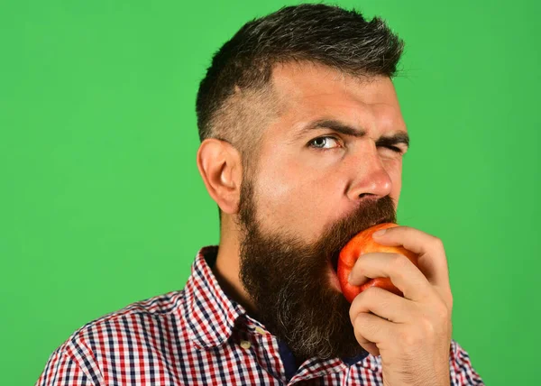 Ο τύπος τρώει τη σοδειά του. Άνθρωπος με γενειάδα δαγκώνει μήλο — Φωτογραφία Αρχείου