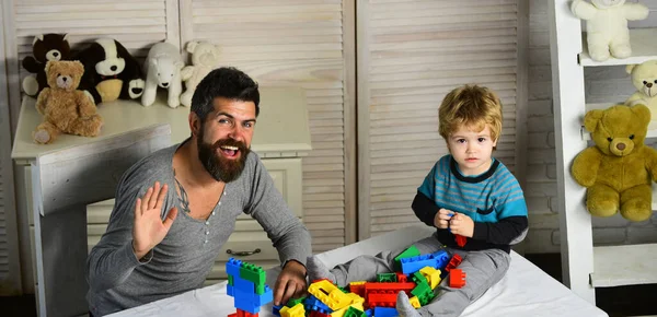 Mann und Junge spielen mit Spielzeugklötzen auf Holzgrund — Stockfoto